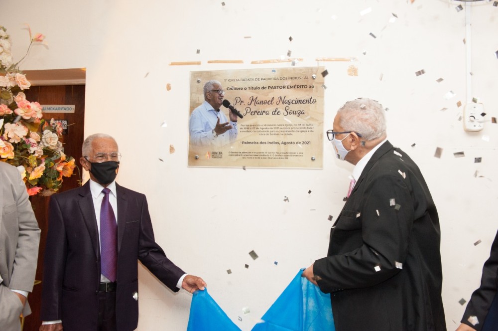 Com o pastor Jonas, o homenageado descerra placa de pastor emérito da igreja
