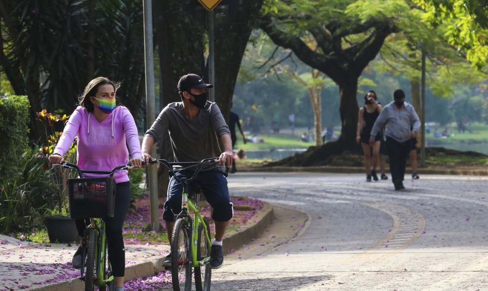 Lazer no Parque do Ibirapuera após a flexibilização do isolamento social durante a pandemia de covid-19.