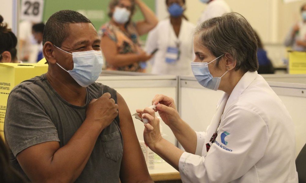 São Paulo - Vacinação contra covid-19 aos profissionais da saúde do Hospital das Clínicas, no Centro de Convenções Rebouças.