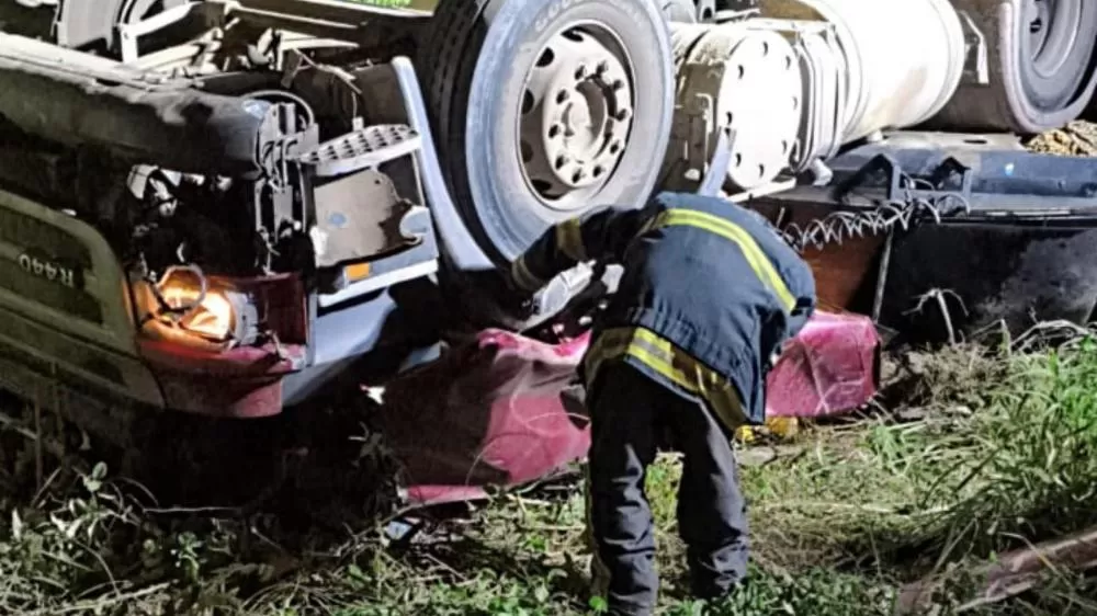 Carreta com cimento tomba e motorista morre preso às ferragens em Mata Grande