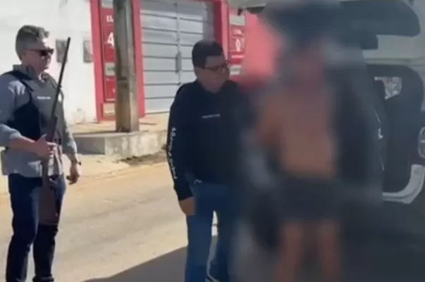 Polícia cumpre mandados de busca em Paulo Jacinto e prende homem com arma de fogo