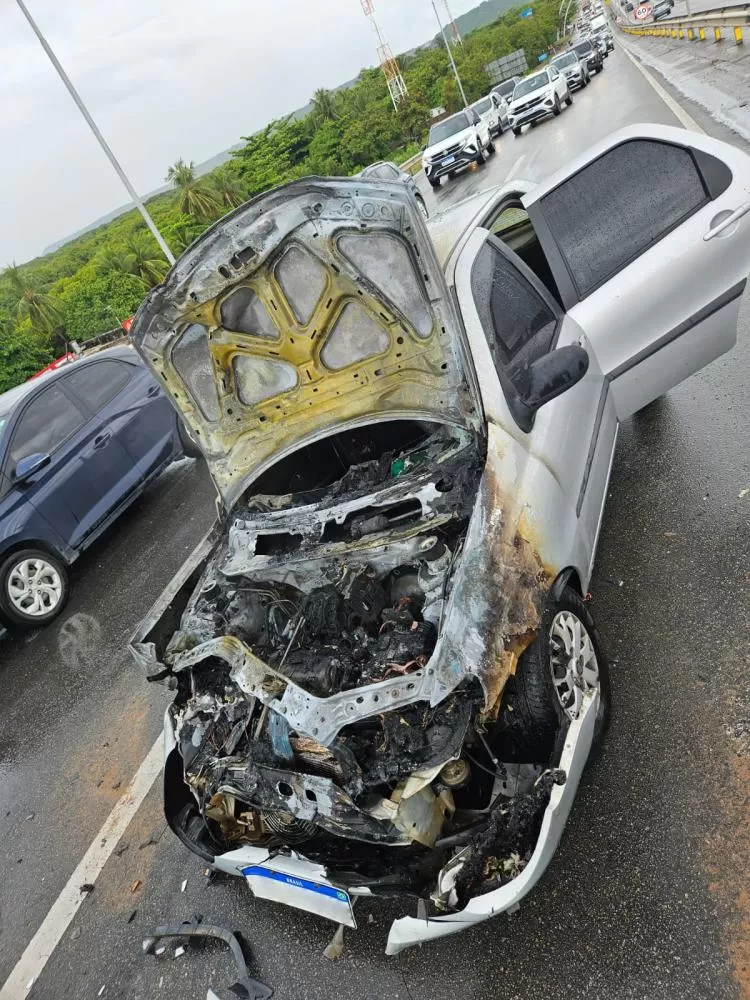 Carro incendeia após colisão com outro veículo na Ponte Divaldo Suruagy