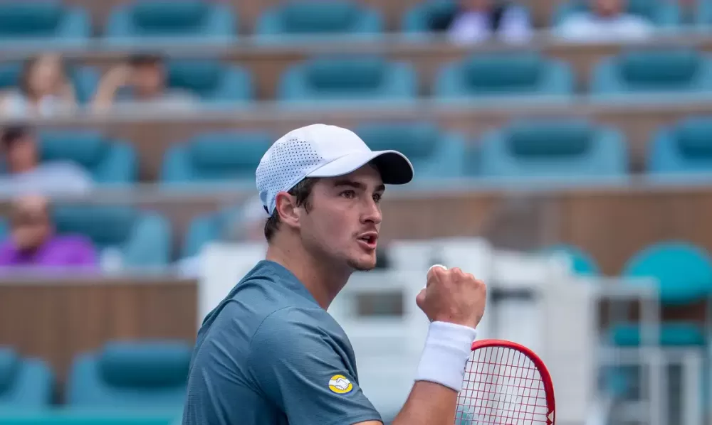 João Fonseca vence estreia em Miami e terá Alcaraz na segunda rodada