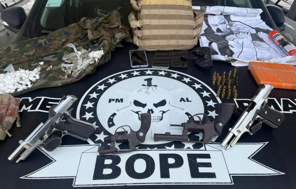 Operação cumpre mandado no Conjunto Carminha e apreende armas, drogas e equipamentos táticos