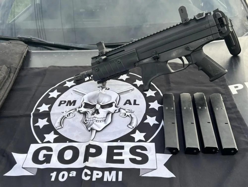 Polícia apreende arma de uso restrito durante cumprimento de mandado em Arapiraca