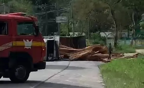 Caminhão tomba na Ladeira do Catolé e carga de madeira fica espalhada