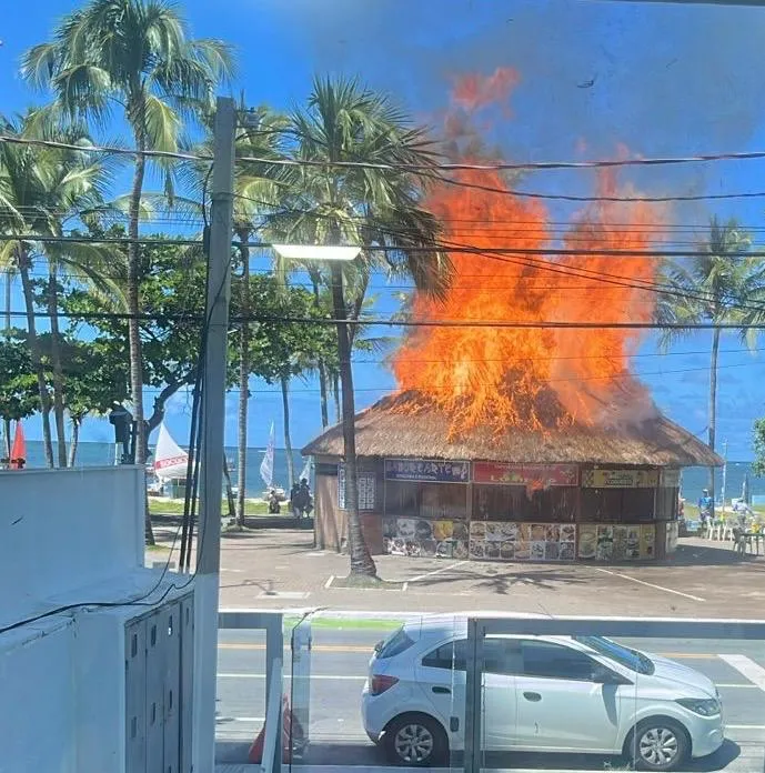 Incêndio atinge barraca na orla de Pajuçara, em Maceió