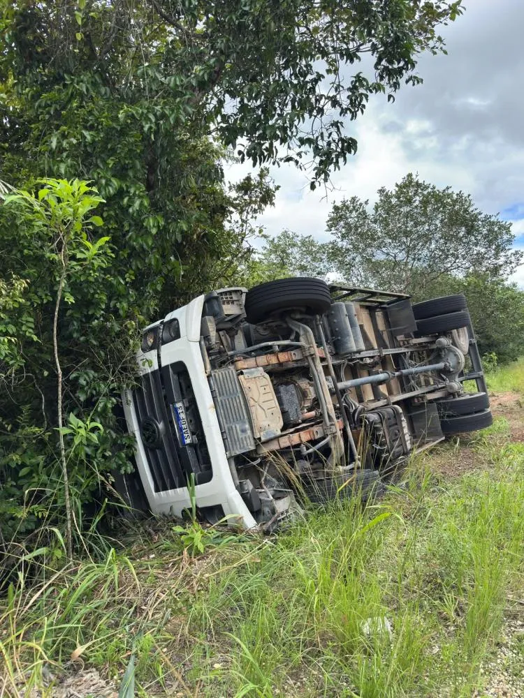 Três ficam feridos em tombamento de carreta na zona rural de Penedo