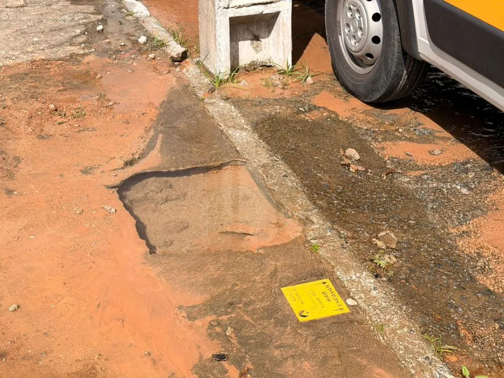 Moradores relatam vazamento de água há uma semana na Jatiúca
