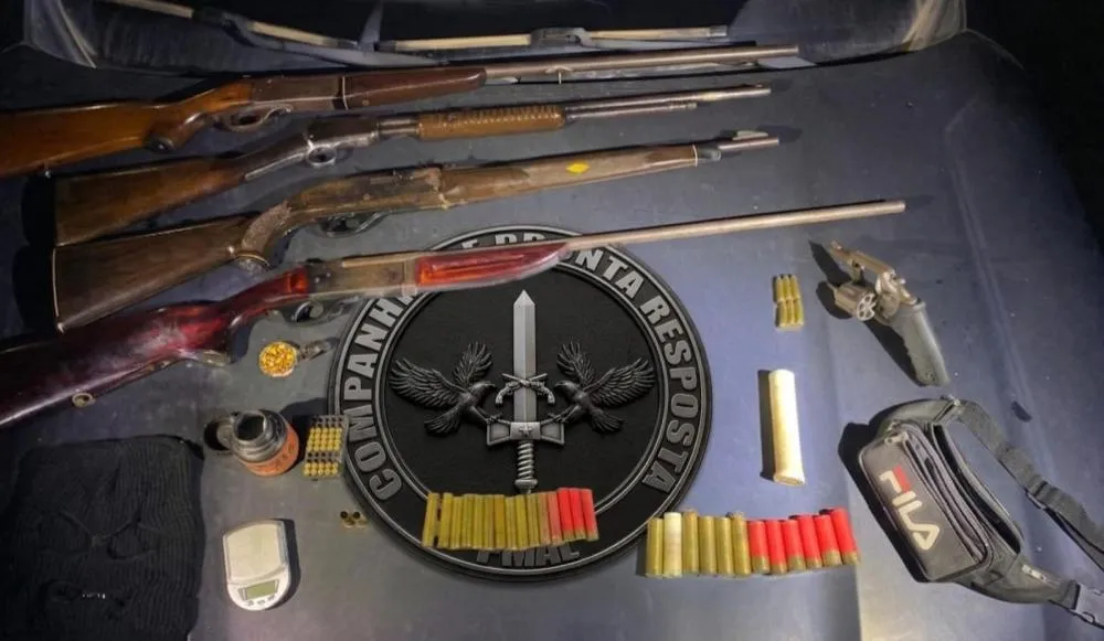 Homem é preso com revólver e arsenal de espingardas em Japaratinga