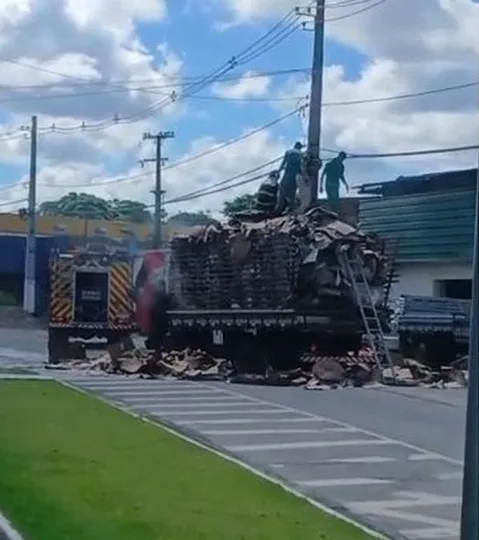 Caminhão com papelão na carga tem princípio de incêndio na parte alta de Maceió