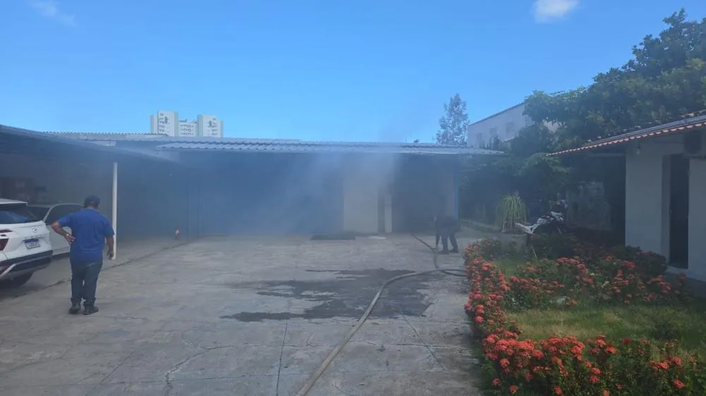 Distribuidora de medicamentos pega fogo em Maceió