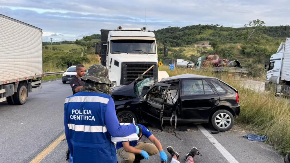 Homem perde controle de carro, colide em caminhão e morre em rodovia em Pilar