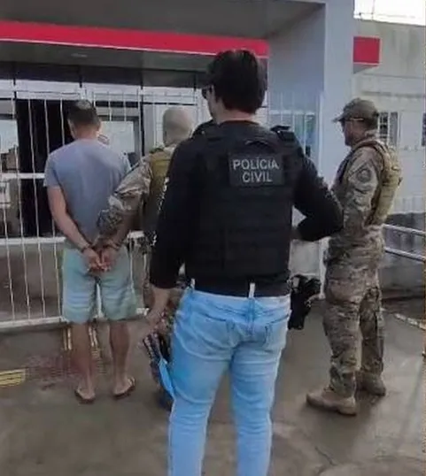 Homem é preso por matar outro em carro e desovar corpo em área isolada