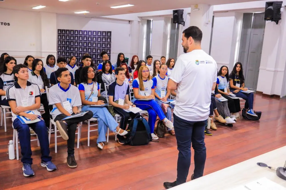 Estudantes selecionados no Plenarinho conhecem a Câmara e participam de formação