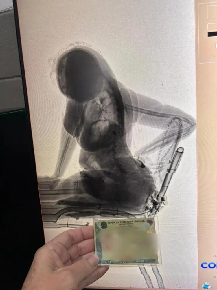 Esposa de preso é flagrada tentando entrar com celular e drogas em sistema prisional