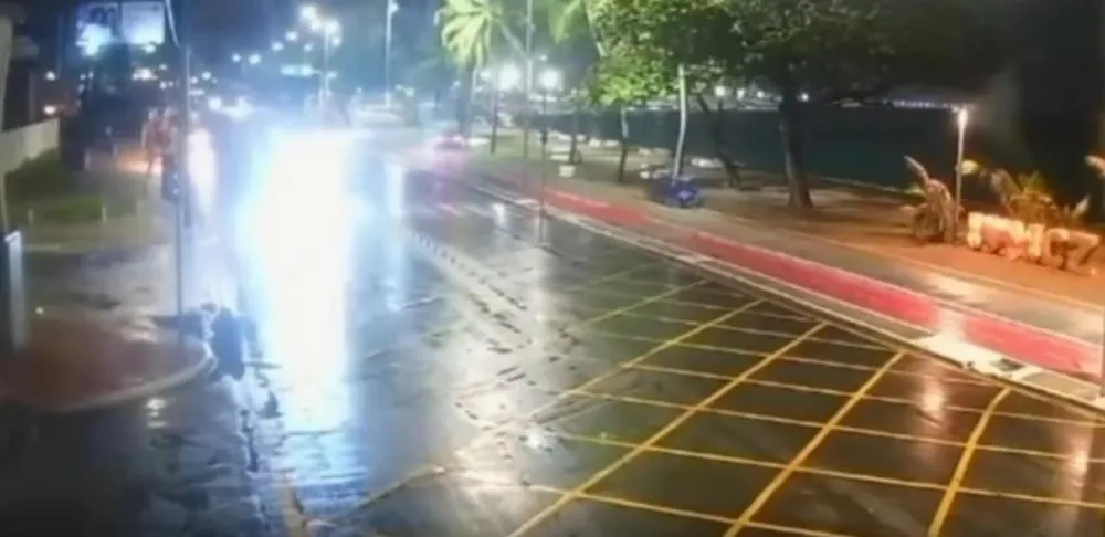BMW invade calçada e colide com coqueiro na orla de Maceió