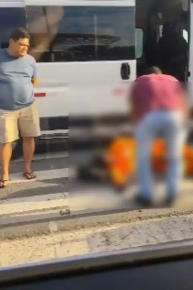 Dois carros de passeio, uma van e um ônibus se envolvem em acidente em Marechal Deodoro