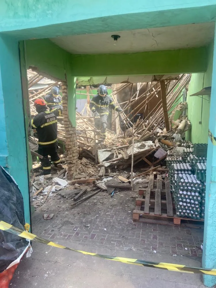 Telhado de loja desaba no Centro de Arapiraca; uma pessoa foi retirada dos escombros