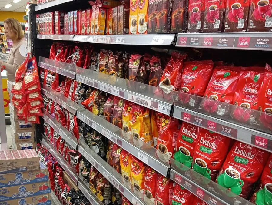 Homem é detido ao furtar 80 pacotes de café e outros produtos de supermercado