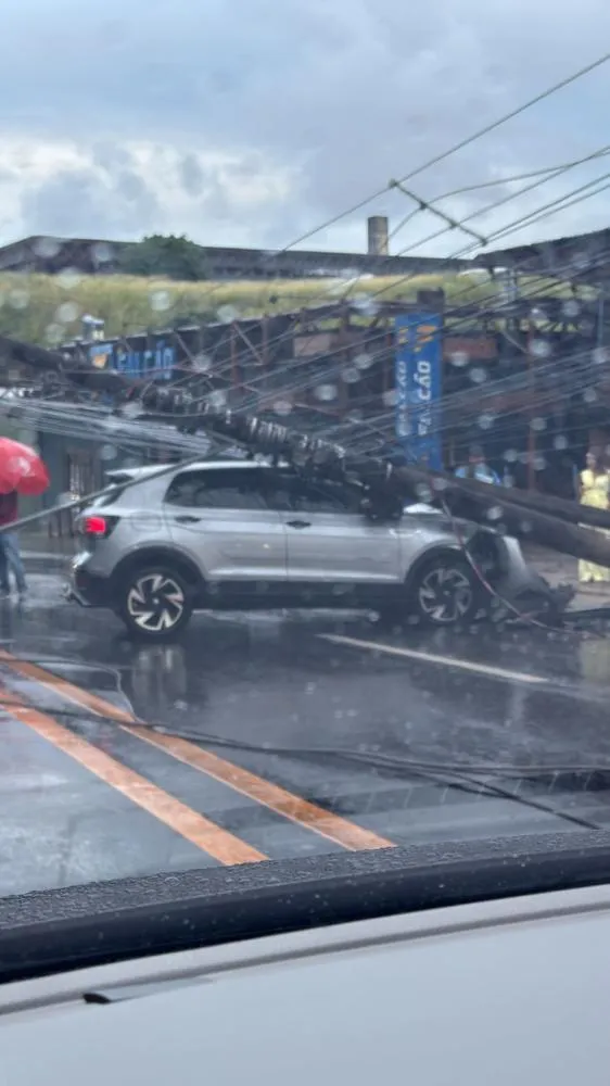 Motorista derrapa na pista após perder o controle e colide com poste na Leste-Oeste