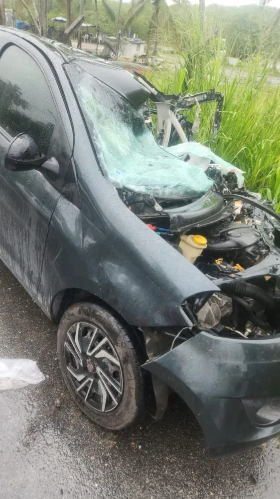 Motorista se fere em acidente entre carro e ônibus no litoral norte de Maceió
