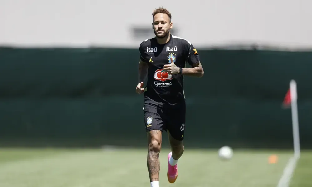 Neymar vai a campo pela primeira vez em treino da seleção brasileira