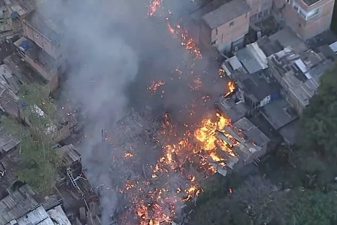 Incêndio destrói moradias na comunidade de Paraisópolis em São Paulo