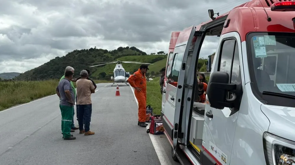 Duas pessoas são resgatadas após capotamento de veículo na BR-101