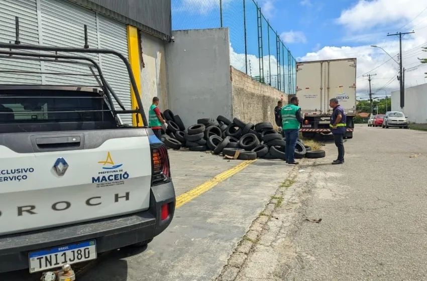 Prefeitura remove pneus que obstruíam passeio no Farol