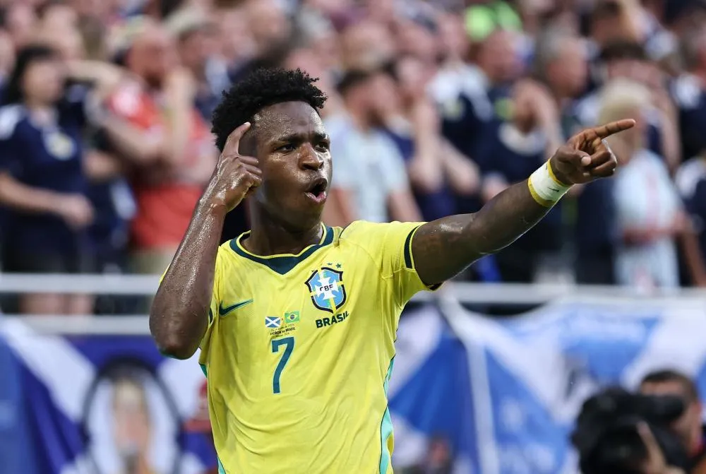 Brasil marca três na Escócia e classifica-se em primeiro no Grupo C