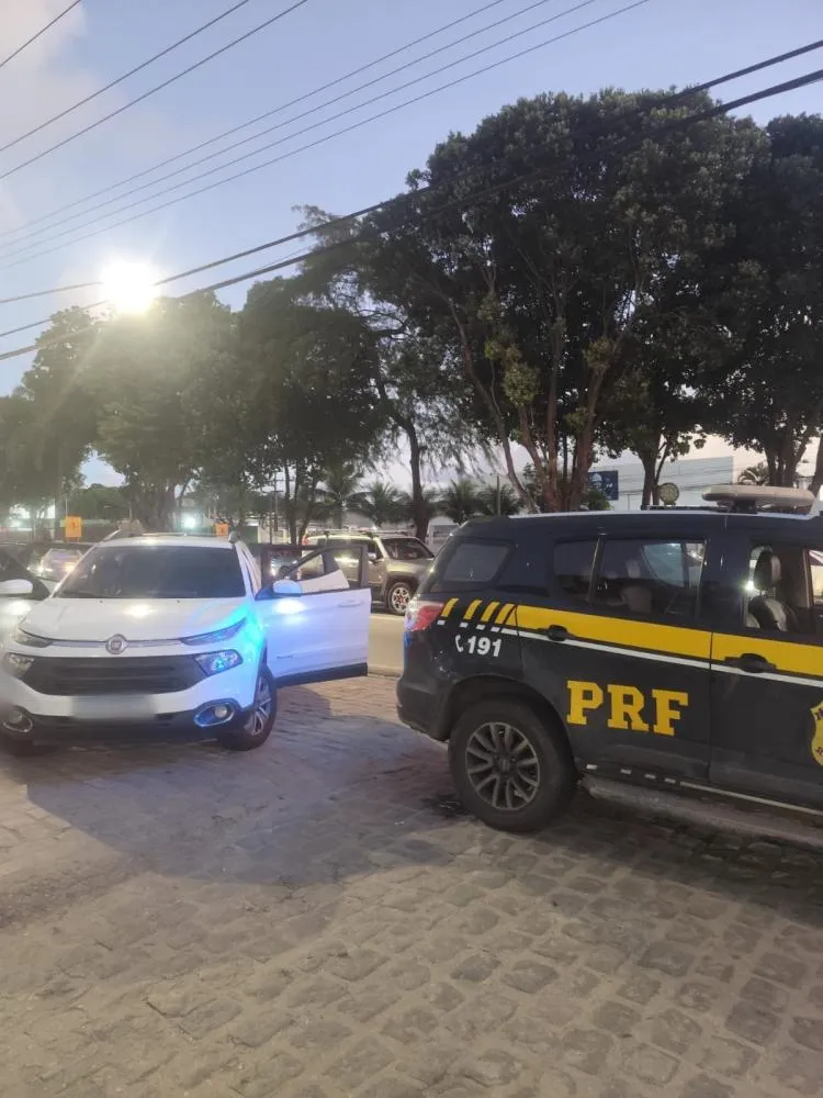 PRF recupera 3 veículos adulterados e prende homens por receptação no interior