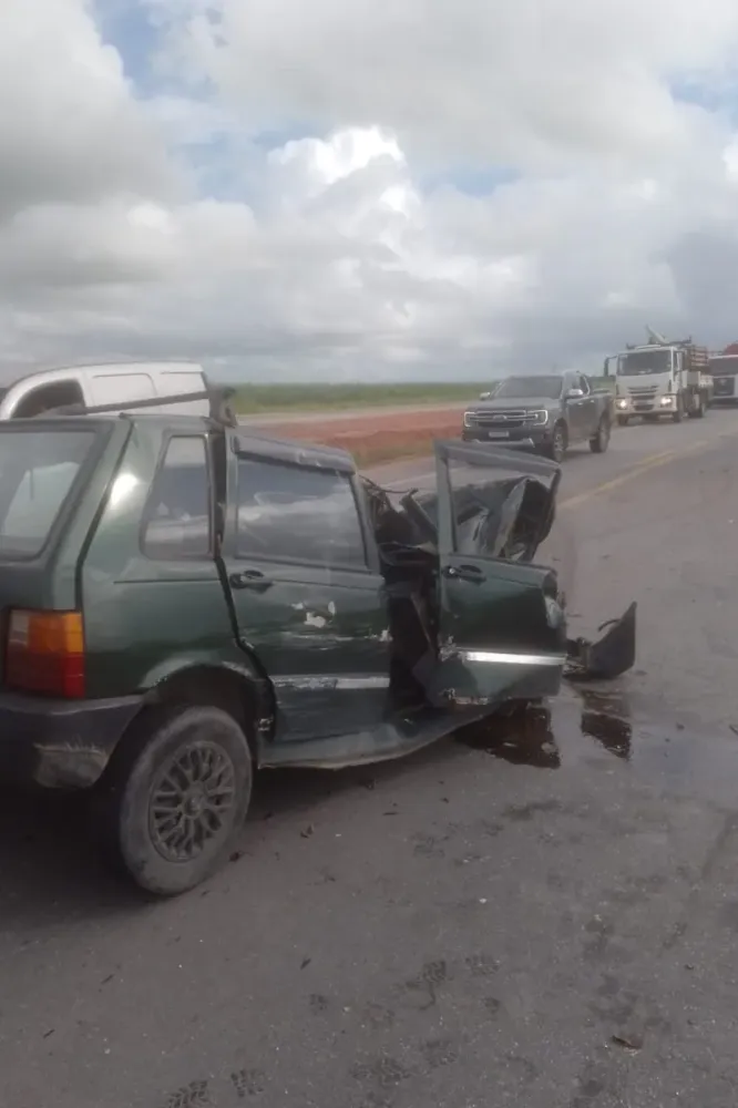 Carro colide com caminhão, motorista fica preso às ferragens e não resiste