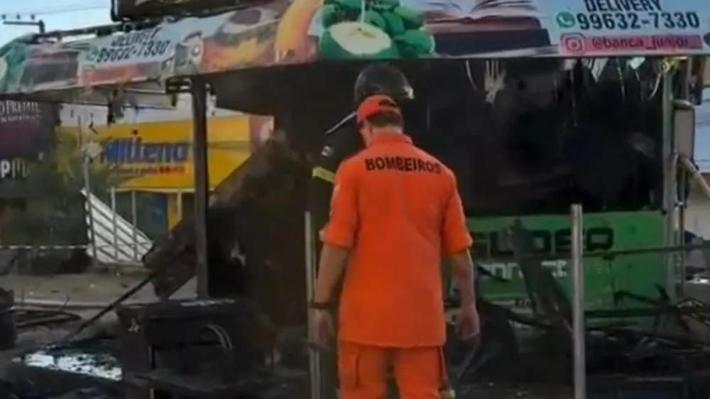 Banca de revista fica destruída após incêndio no Centro de Arapiraca
