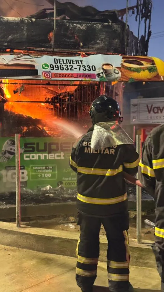 Banca de revista fica destruída após incêndio no Centro de Arapiraca