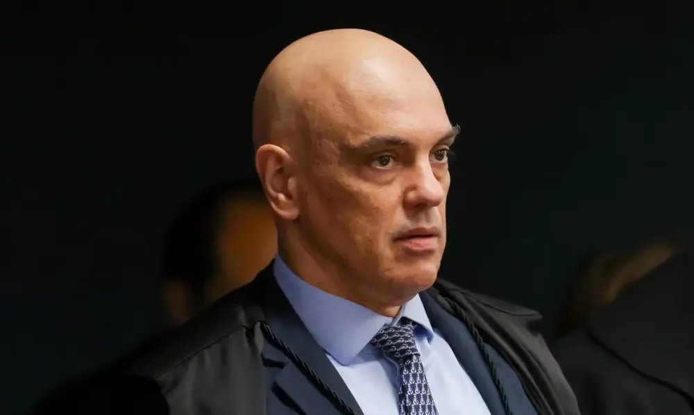 Moraes volta a pedir que PGR se manifeste sobre arma de Bolsonaro