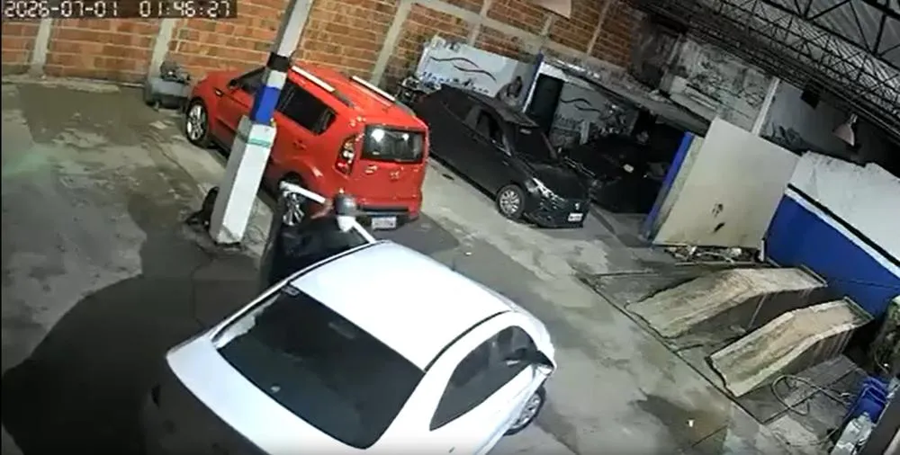 Homem invade lava-jato e furta carro no Barro Duro