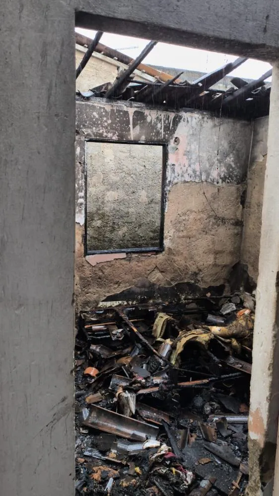 Casa em Messias fica parcialmente destruída em incêndio