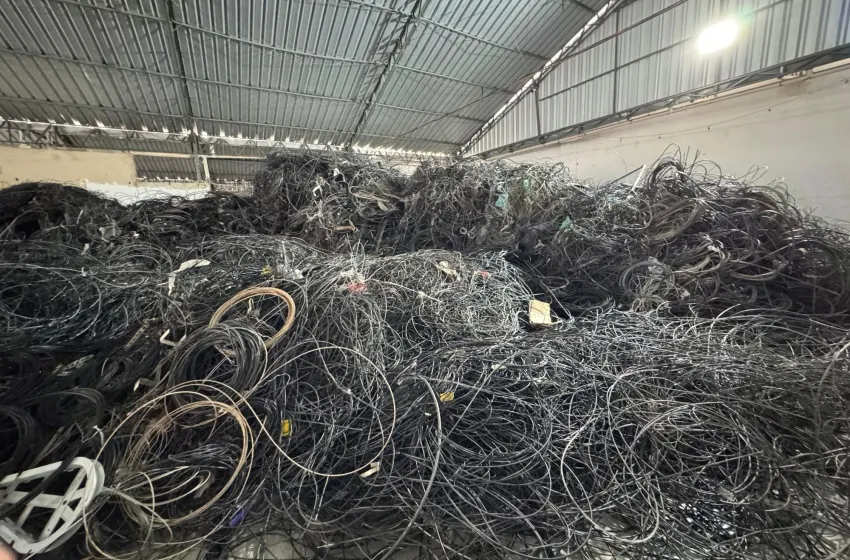 Prefeitura retira 140 quilômetros de fios dos postes em Maceió