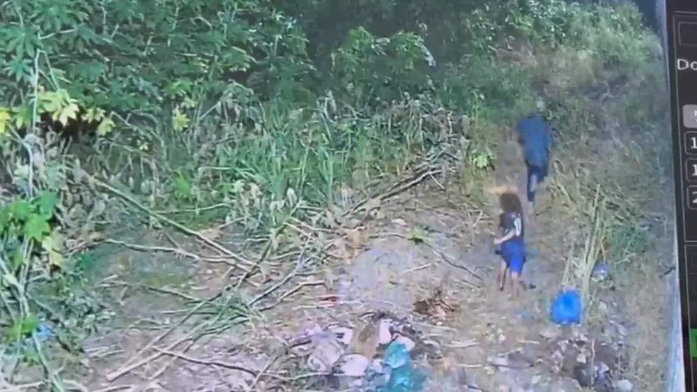 Câmera flagra momento em que tio-avô deixa menino de seis anos em terreno baldio