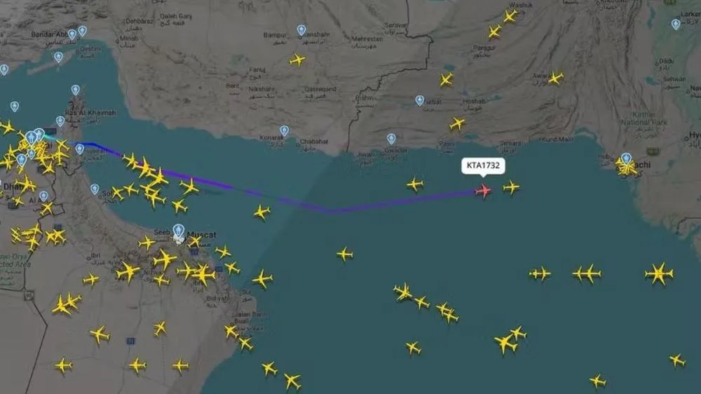 Boeing 737 desaparece no Paquistão com cinco pessoas a bordo