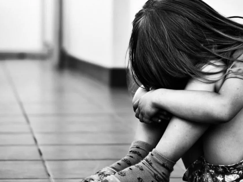 Pai é preso por abusar sexualmente de filhas e oferecer dinheiro