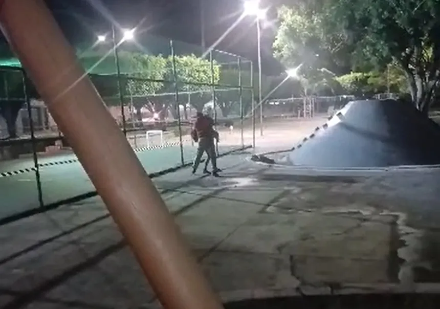 Adolescente com suástica agride homossexual em praça pública de São Miguel dos Campos