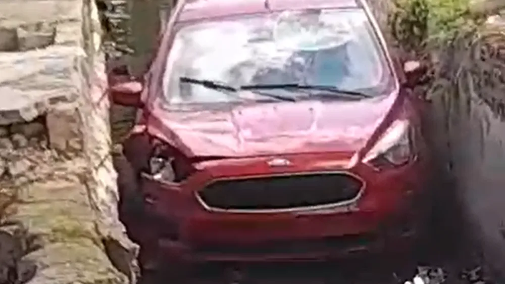 Motorista foge de assalto e cai com veículo em córrego na Levada
