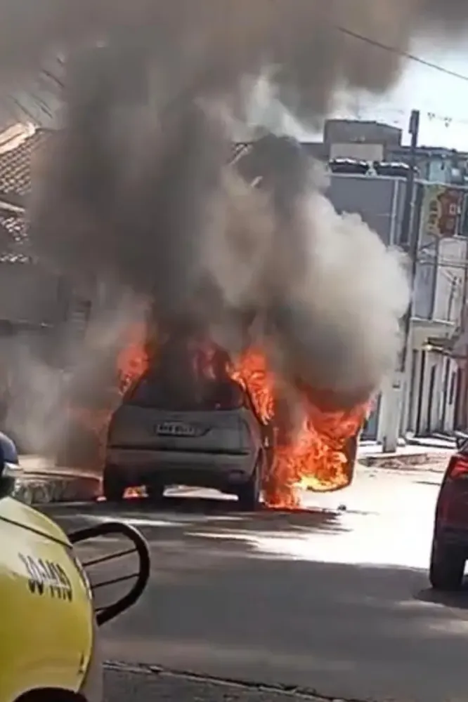 Carro incendia após motorista sentir cheiro de queimado