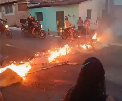 Moradores bloqueiam um dos principais acessos ao bairro do Jacintinho