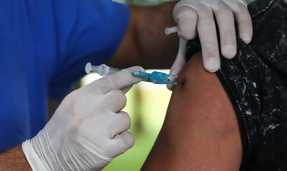 Anvisa aprova nova vacina com 73% de eficácia 