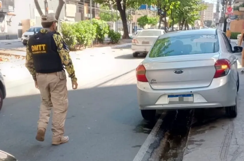 Motorista inabilitado é flagrado em veículo irregular na Ponta Verde