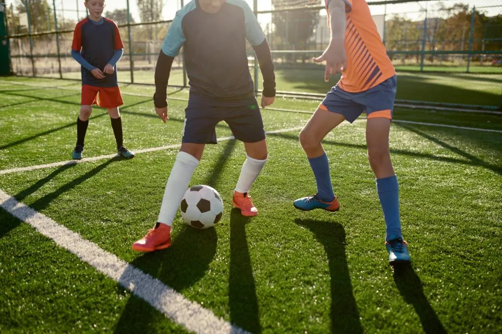 Homem dá golpe de R$ 80 mil em atletas de escolinha de futebol e é preso