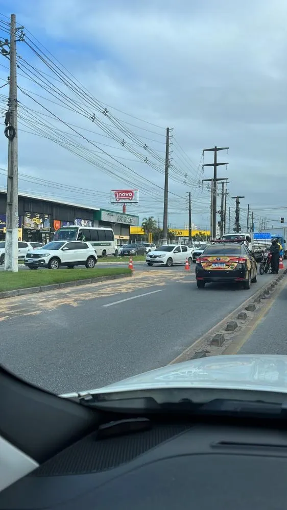 Trecho da Avenida Menino Marcelo é interditado por vazamento de óleo